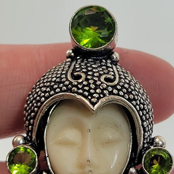Vintage Carved Face Ring with Peridot Accents, Silver Jewelry - Picture 7 of 10
